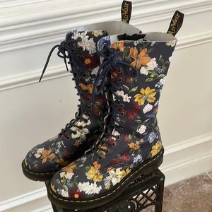 Dr. Marten's lace up floral spring navy boots size 7. Lug sole boots.